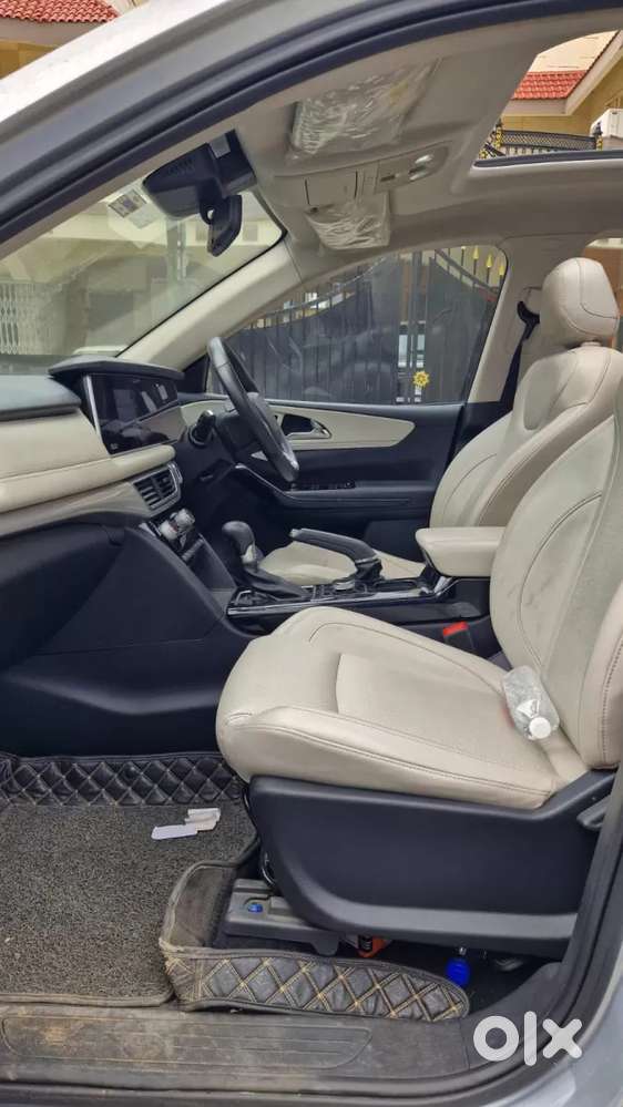 Mahindra Xuv700 2.0 Ax 7 Petrol At Str, 2022, Petrol