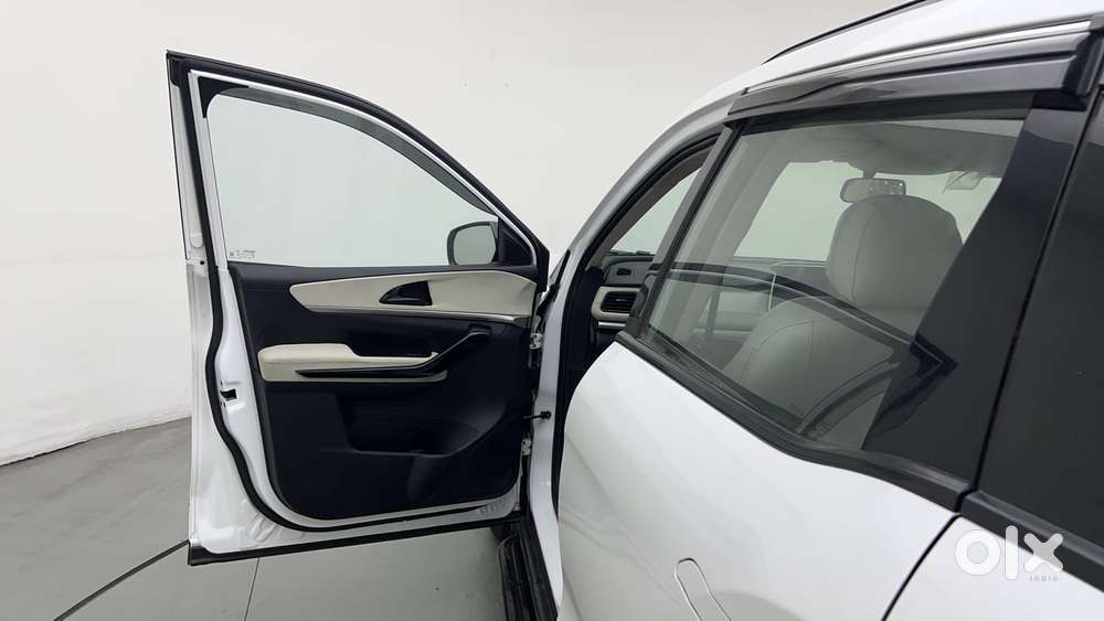 Mahindra Xuv700 2.0 Ax 5 Petrol Mt Str, 2022, Petrol