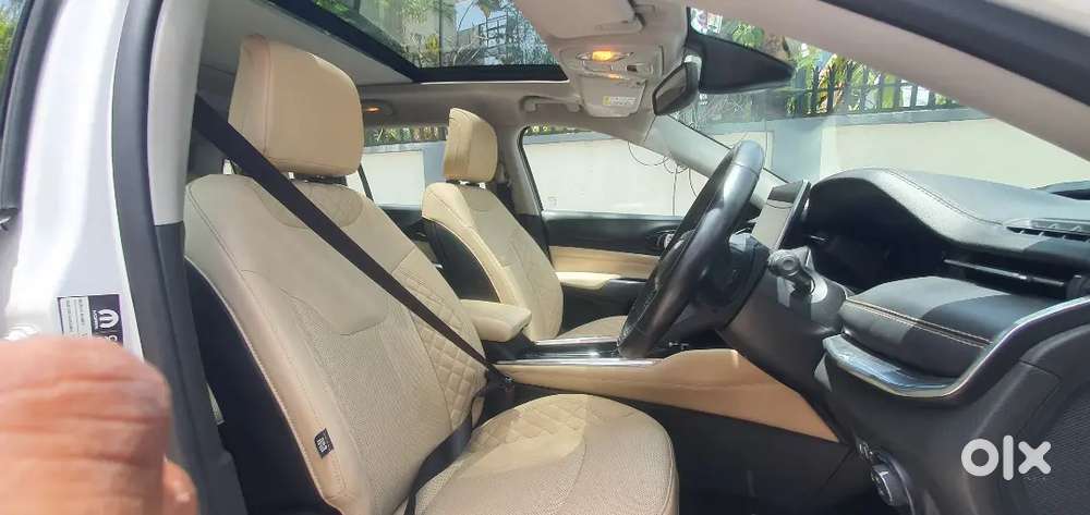 December 2024 Jeep Meredian 4x2 Limited Automatic.