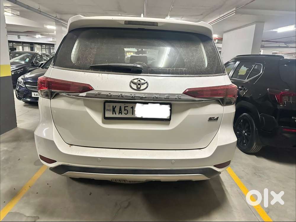 2018 White Fortuner 4x4 At