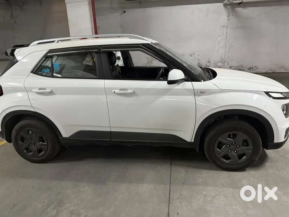Hyundai Venue 2023 Petrol 9000 Km Driven