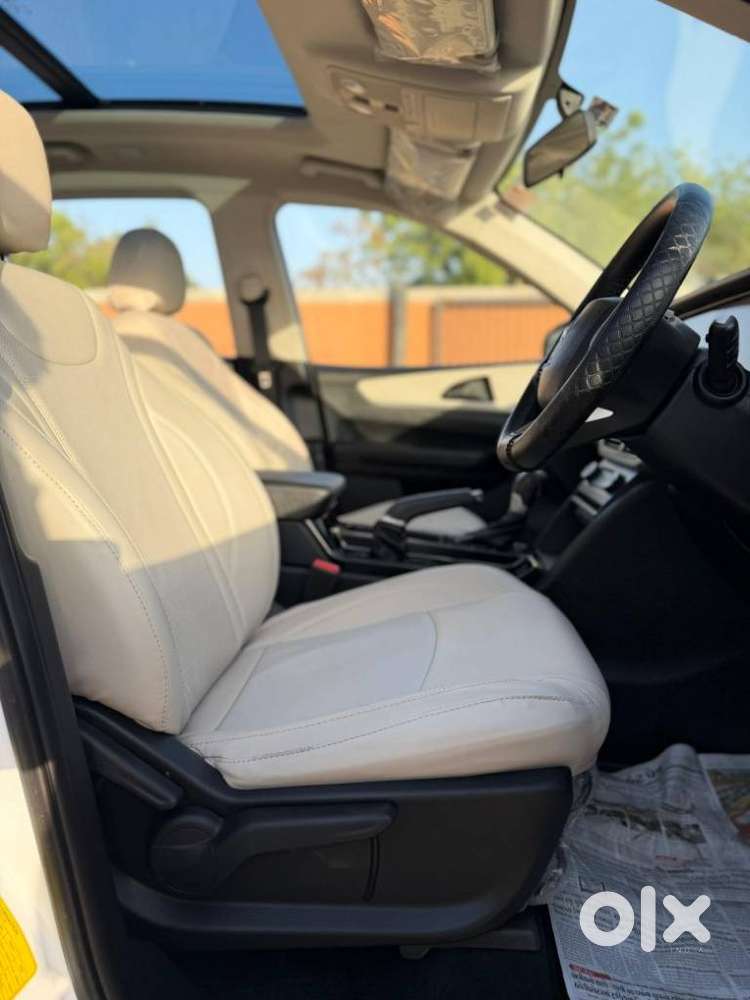 Mahindra Xuv700 2.2 Ax 5 Diesel At 7 Str, 2025, Diesel