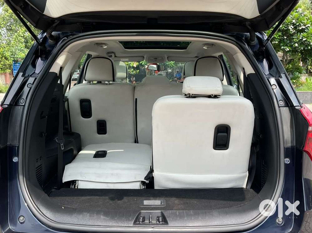 Mahindra Xuv700 Ax 5 Petrol Mt 7 Str (e), 2022, Petrol