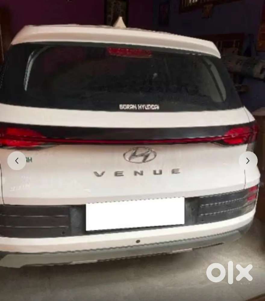 Hyundai Venue 2025 Petrol 6700 Km Driven