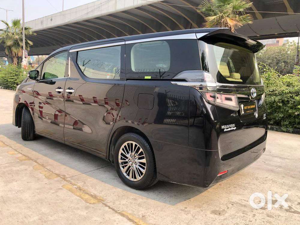 Toyota Vellfire 2.5 Executive Lounge, 2023, Cng & Hybrids