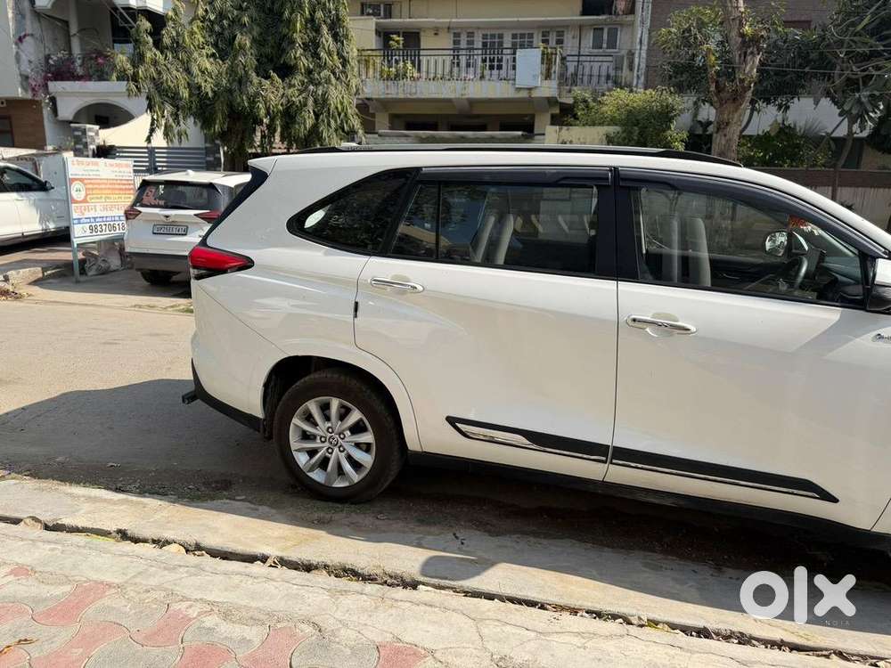 Toyota Innova Hycross 2025