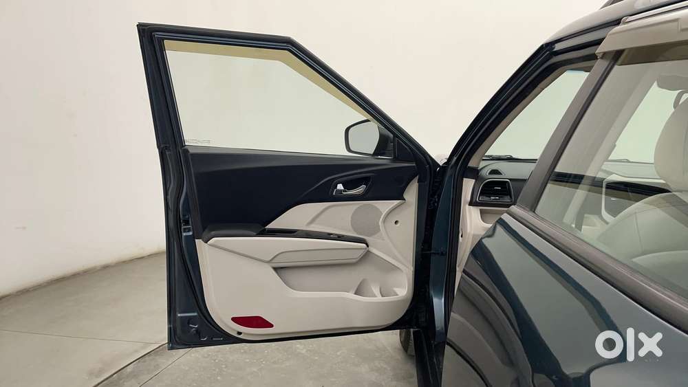 Mahindra Xuv300 W8 (o) 1.5 Diesel Amt, 2022, Diesel