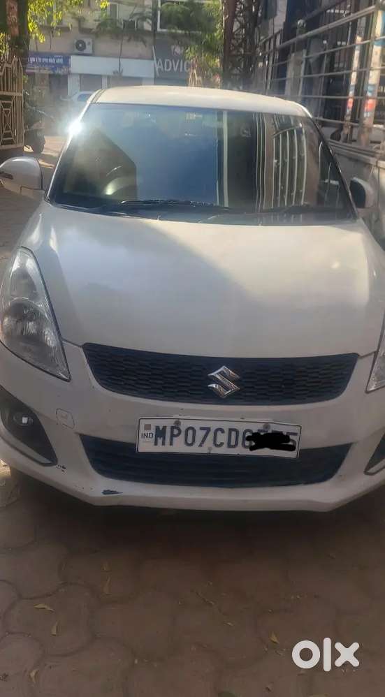 बहुत अच्छी कार पेट्रोल/सीएनजी शोरूम कंडीशन कार