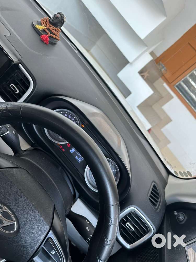 Hyundai Venue 2023 Petrol 75000 Km Driven
