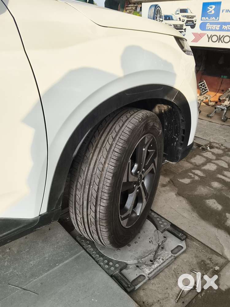 Hyundai Venue Petrol 23500 Km Driven