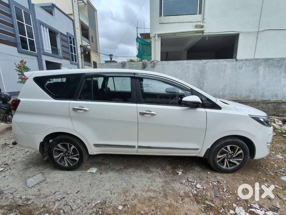 Toyota Innova Crysta 2.4 G Plus 2025