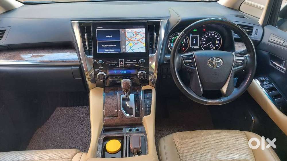 Toyota Vellfire 2.5 Executive Lounge, 2023, Cng & Hybrids