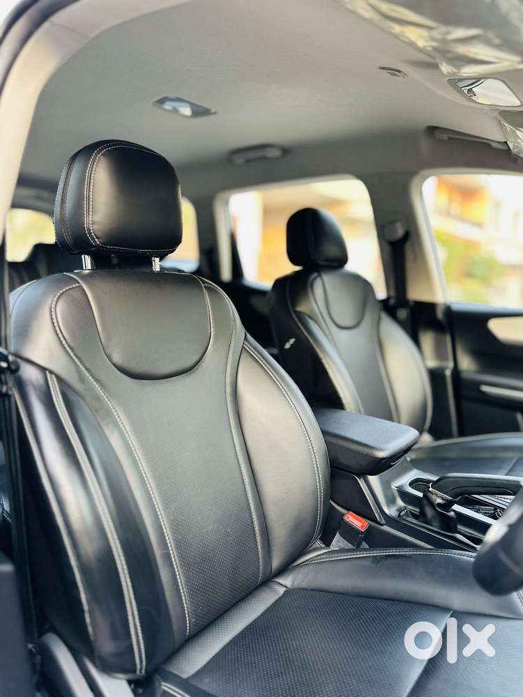 Mahindra Xuv700 2.0 Mx Petrol Mt 5 Str, 2023, Petrol