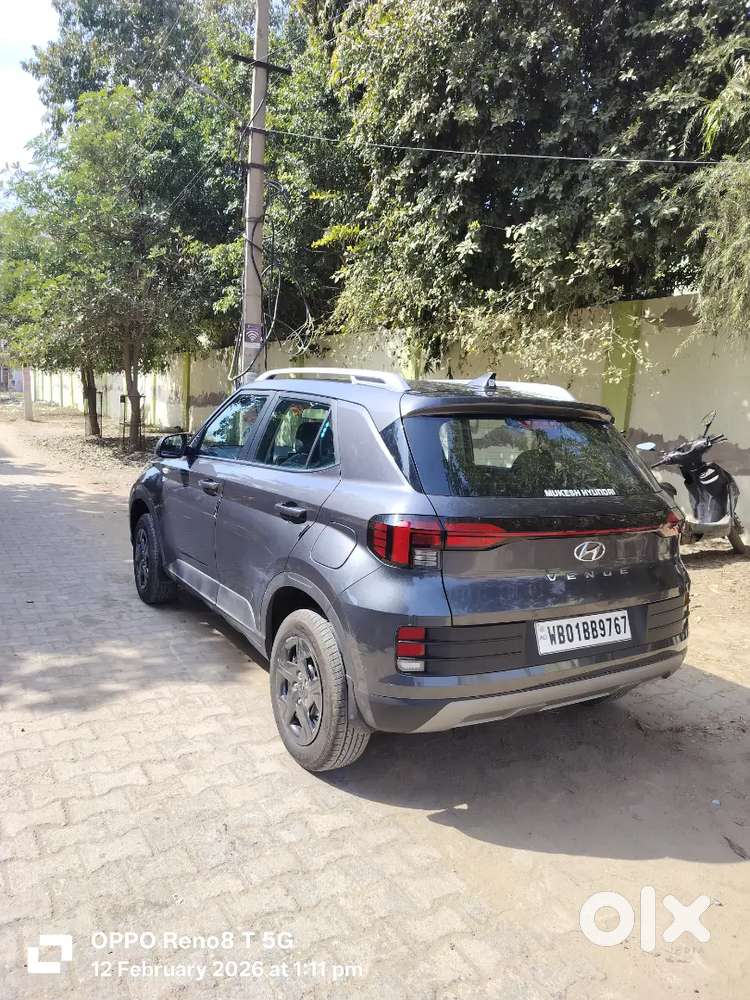 Hyundai Venue 2025 Petrol 4000 Km Driven