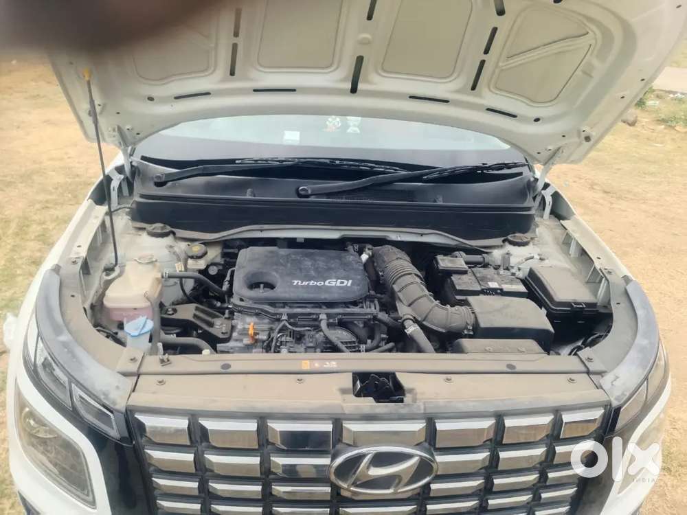 Hyundai Venue 2022 Petrol 4600 Km Driven