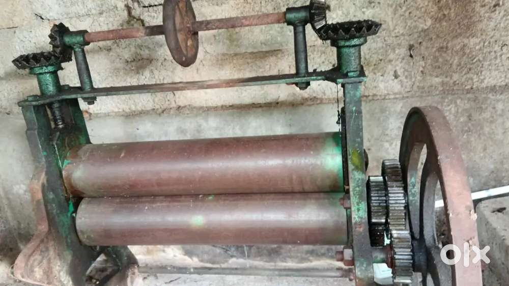 Rubber rolling machine