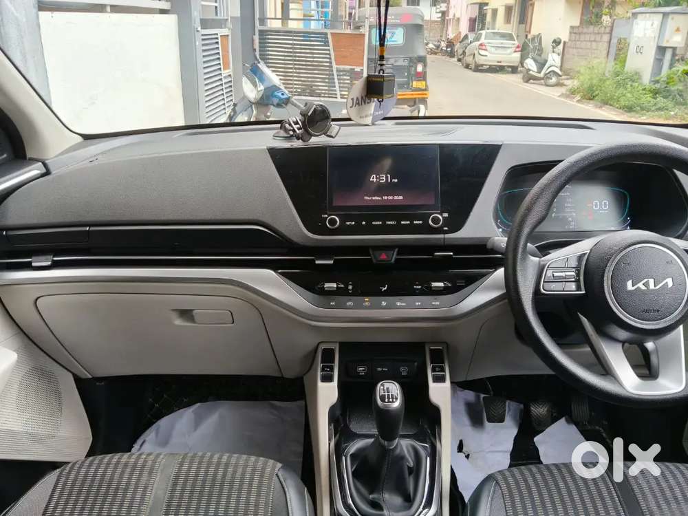 Kia Carens 2025 Petrol Well Maintained