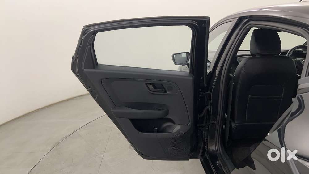 Tata Altroz 1.2 Xza Plus Dark Edition Dct, 2022, Petrol