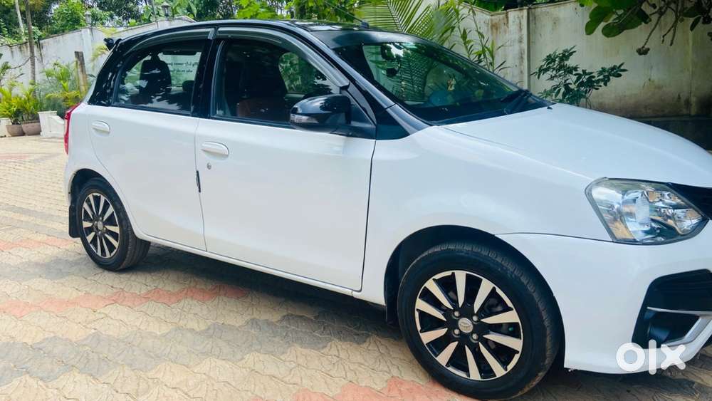 Toyota Etios Liva 2017 - Dual Tone (petrol)