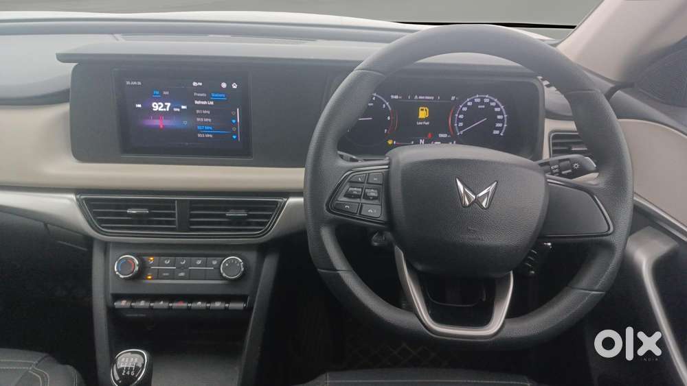 Mahindra Xuv700 2.0 Mx Petrol Mt 5 Str, 2022, Petrol