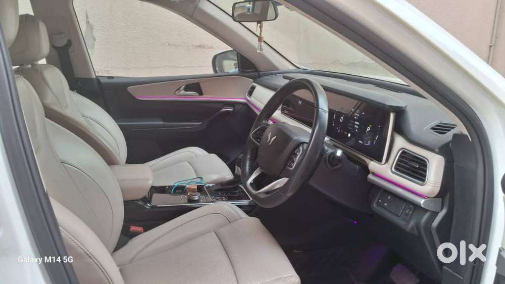 2023 Mahindra Xuv 7oo Ax7 Luxuary White
