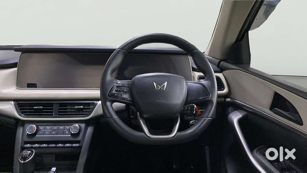 Mahindra Xuv700 2.0 Ax 3 Petrol Mt 5 Str, 2022, Petrol