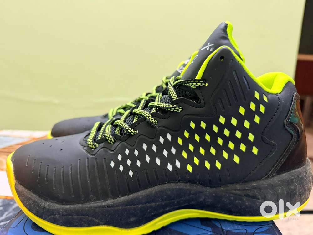 Brand new unused Vector Basketball shoes size 9