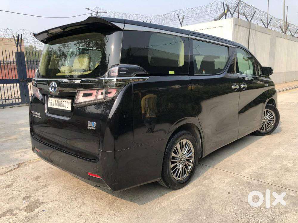 Toyota Vellfire 2.5 Executive Lounge, 2023, Cng & Hybrids