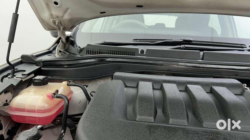 Mahindra Xuv700 2.0 Ax 5 Petrol Mt Str, 2022, Petrol