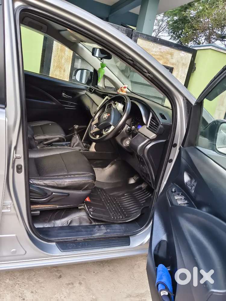 Toyota Innova Crysta 2.4g 2018 Yellow Bord