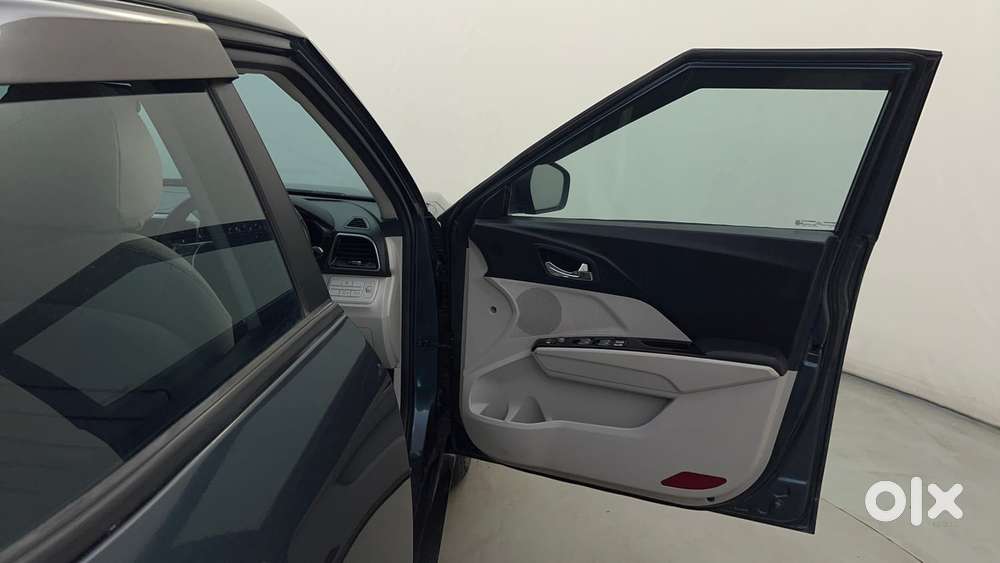Mahindra Xuv300 W8 (o) 1.5 Diesel Amt, 2023, Diesel