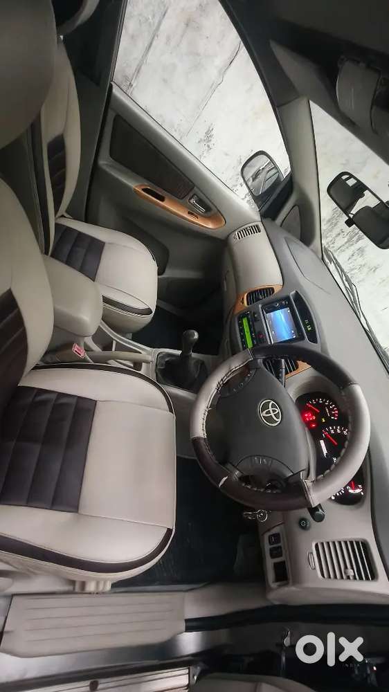 Toyota Innova 2010 2.5v 8 Seater