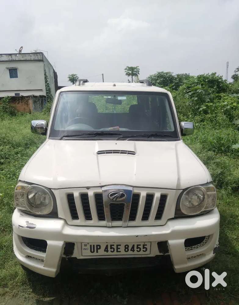 Mahindra Scorpio 2010 कोचस के पास है