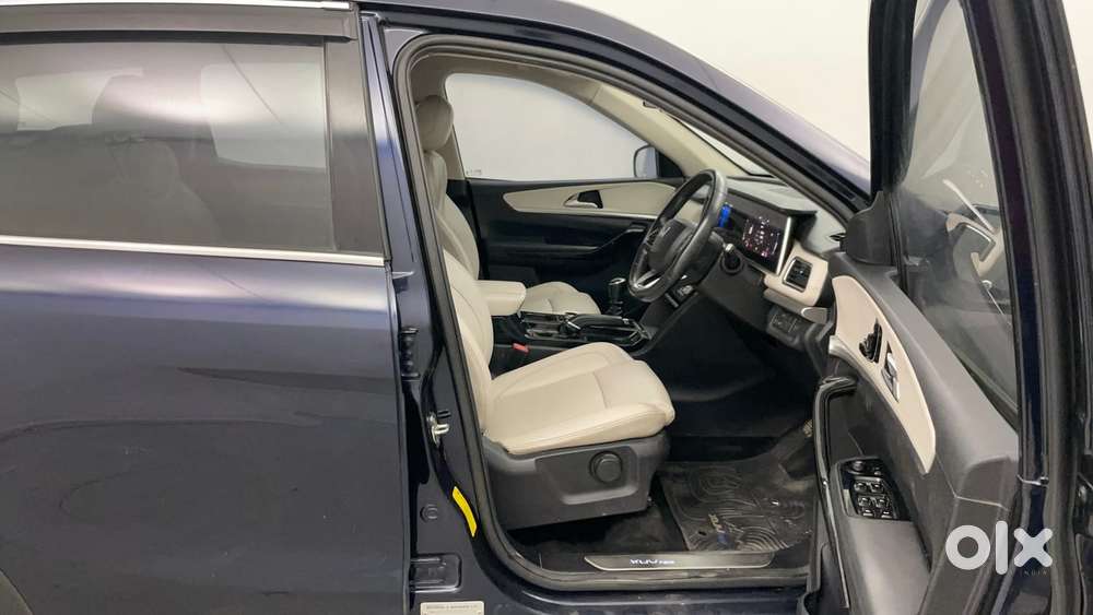 Mahindra Xuv700 2.0 Ax 7 Petrol Mt Str, 2022, Petrol