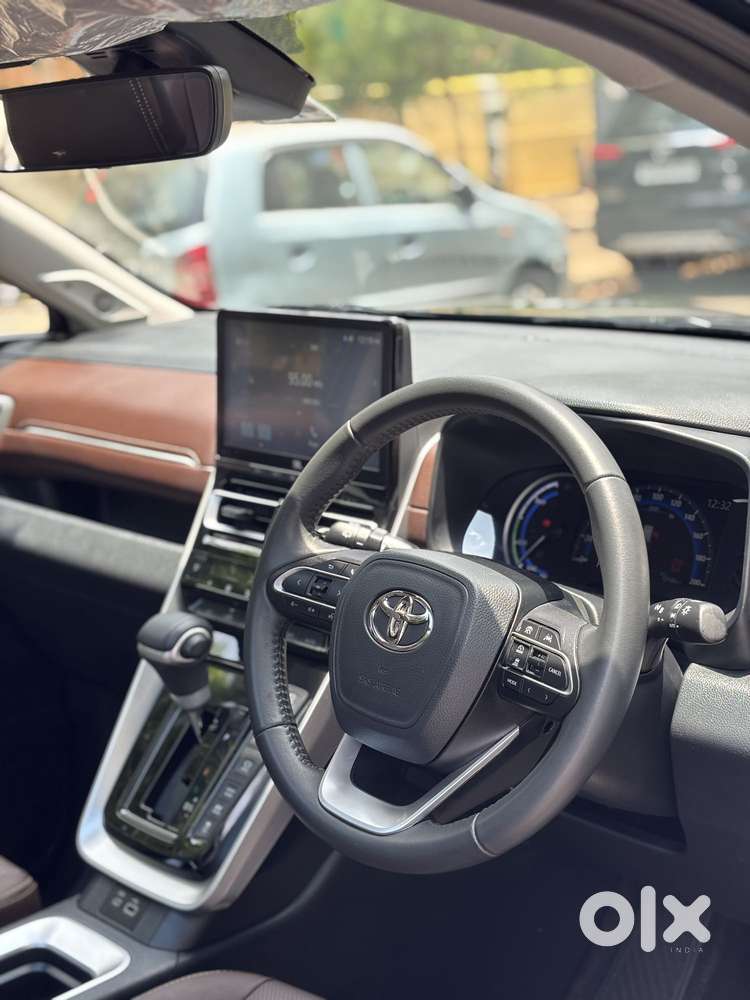 Toyota Innova Hycross 2.0 Zx (o) Hybrid 7 Str, 2025, Petrol