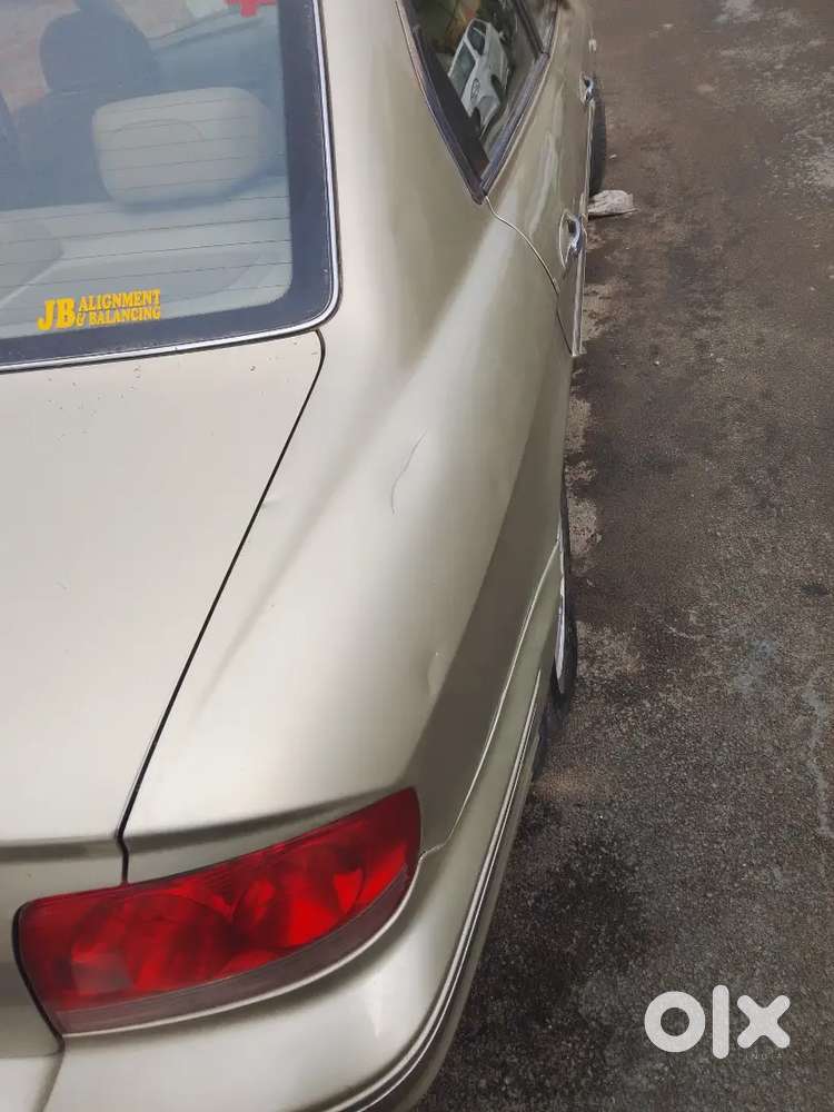 लक्जरी कार लोग  रुक रुक के मुड़ मुड़ 
के न देखे तो पैसे वापिस