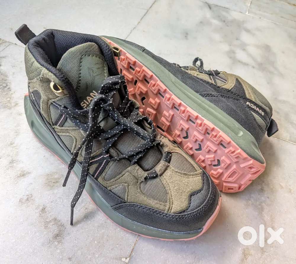 Women's Traking Shoe Size 6