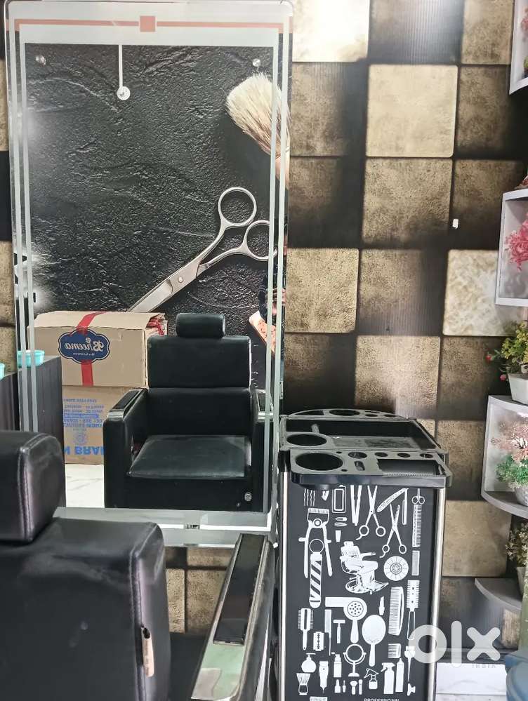 Saloon chair with mirror