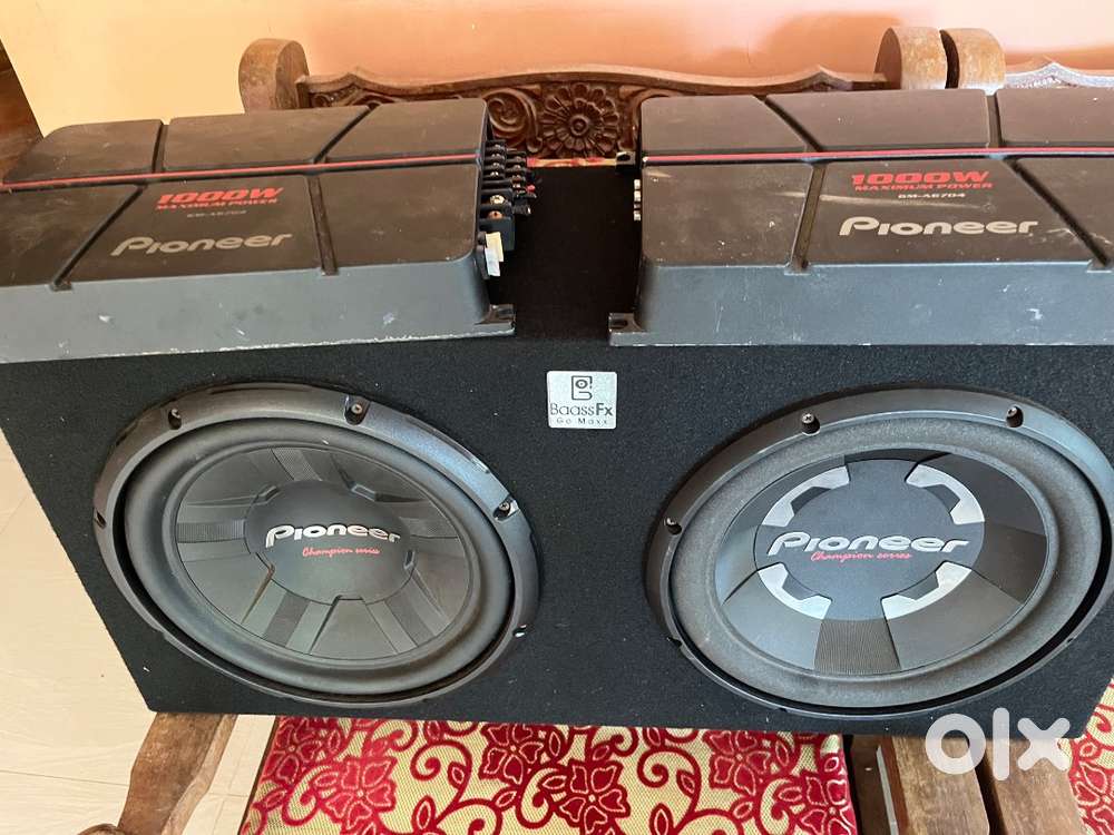Pioneer dual woofers with sealed enclosure and pioneer 4Chanel amp