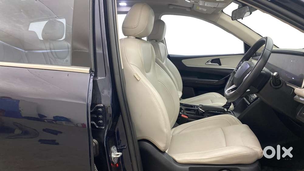 Mahindra Xuv700 2.0 Ax 7 Petrol At Str, 2022, Petrol