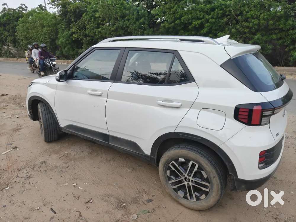 Hyundai Venue 2024 Diesel Well Maintained