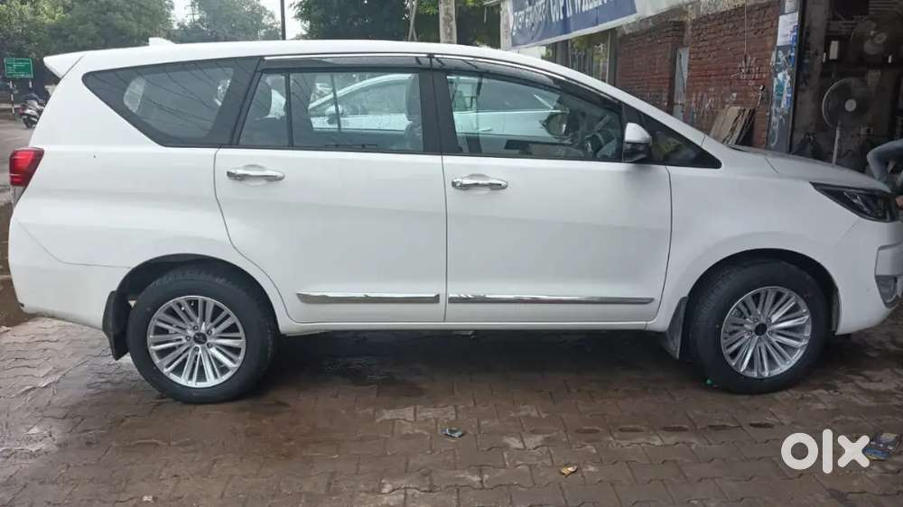 Toyota Innova Crysta 2.4 G Plus 2025
