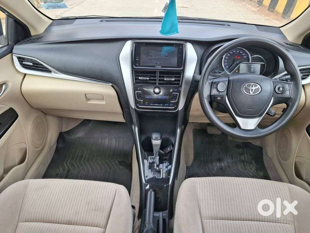 Toyota Yaris V Cvt, 2018, Petrol