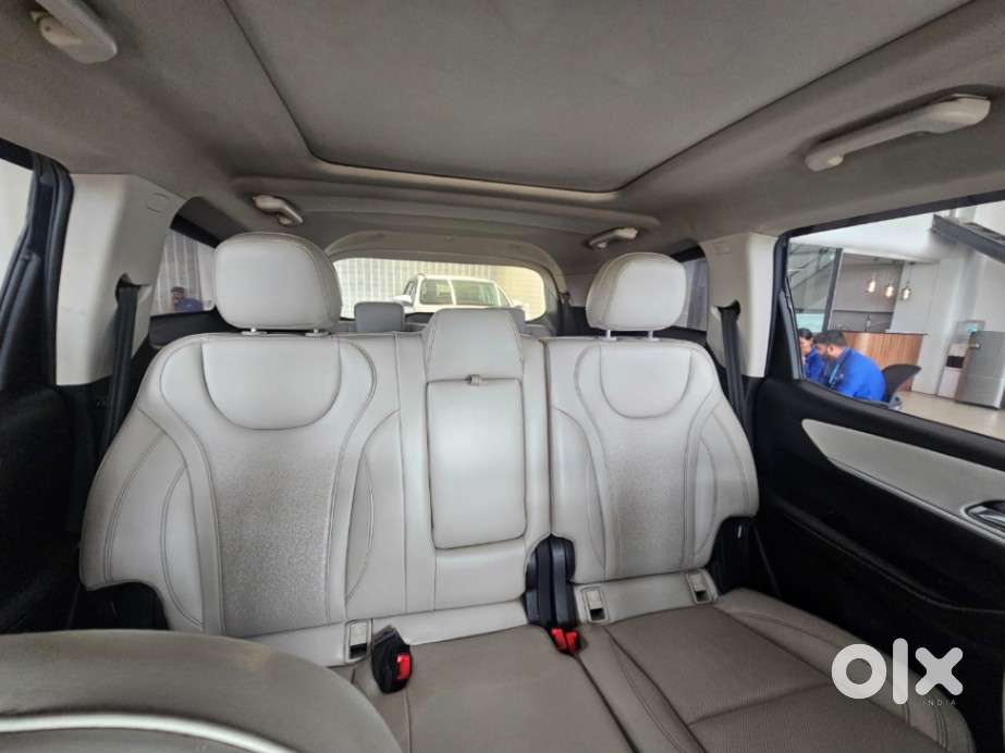 Mahindra Xuv700 2.0 Ax 7 Petrol Mt Str, 2022, Petrol