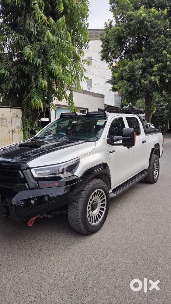 Toyota Hilux Black Edition 2025