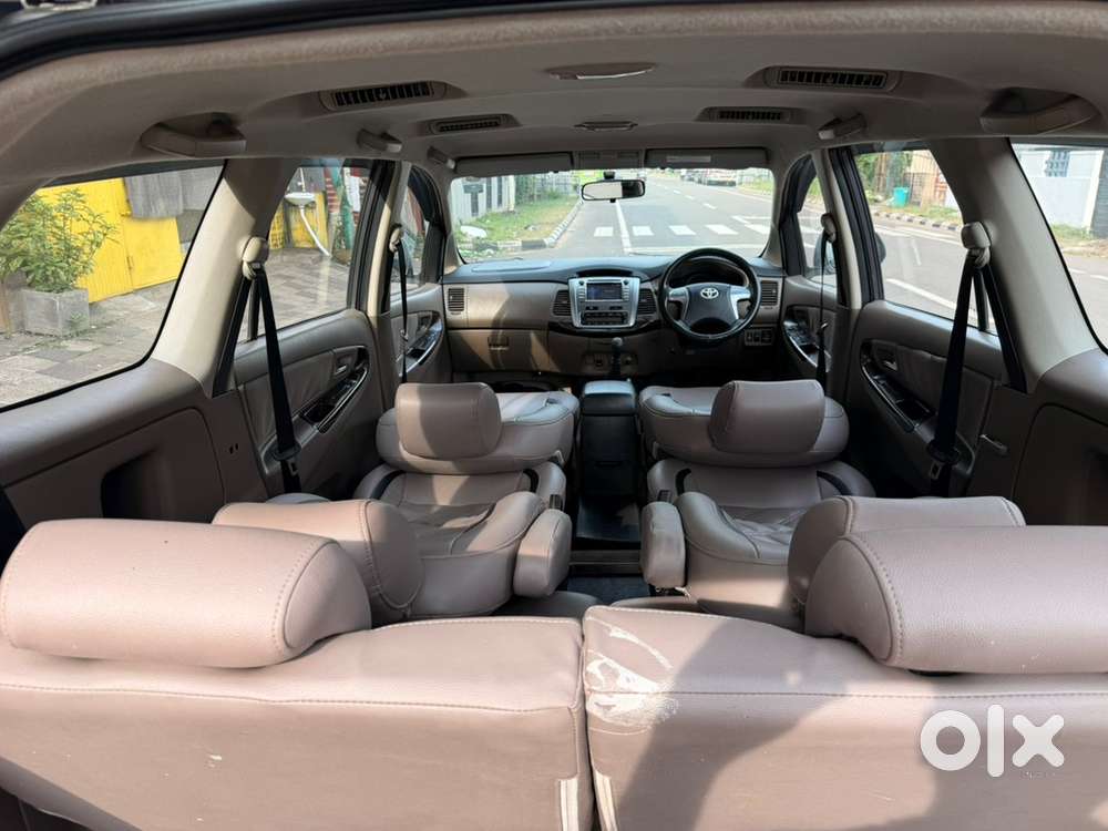 Toyota Innova 2.5 V / 7 Str/ 2015 Model/ 2016 Registration/ Hr Number