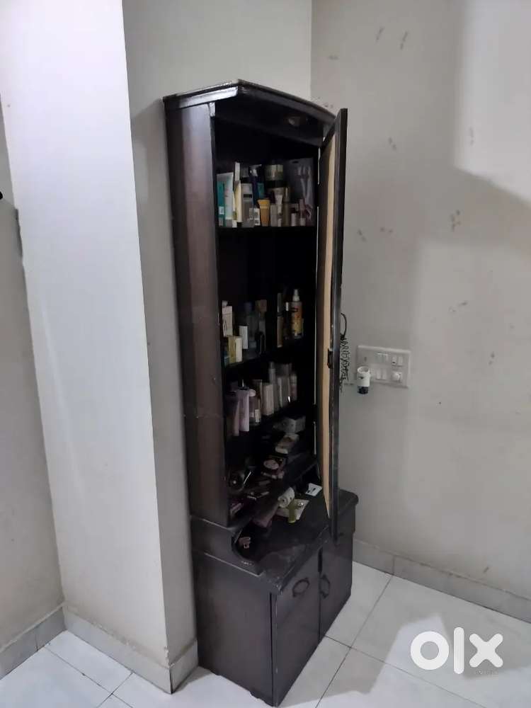 Dressing unit with mirror and sitting chair.