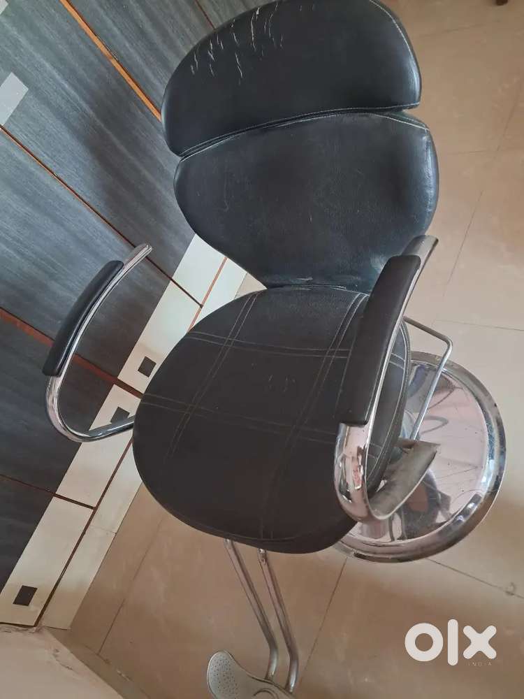 Salon chair