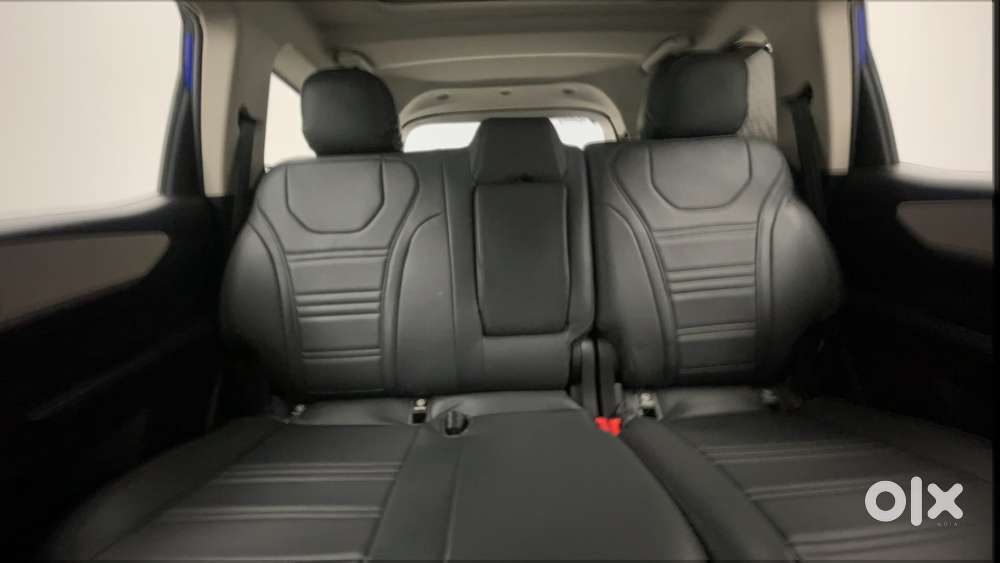 Mahindra Xuv700 2.0 Ax 5 Petrol Mt 7 Str, 2021, Petrol