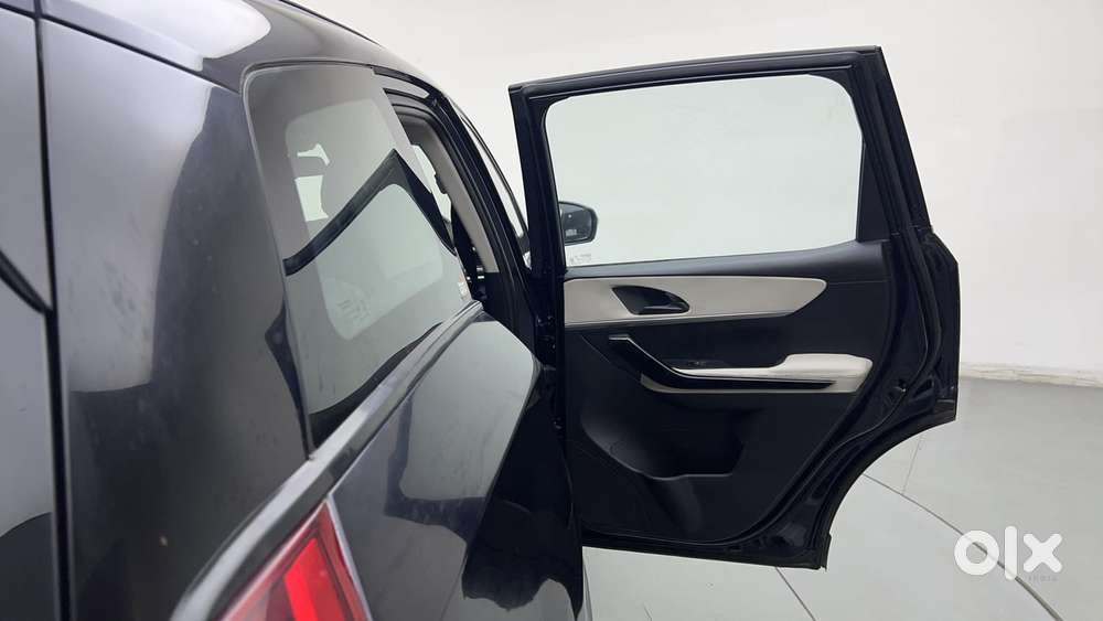 Mahindra Xuv700 2.0 Ax 5 Petrol Mt 7 Str, 2024, Petrol